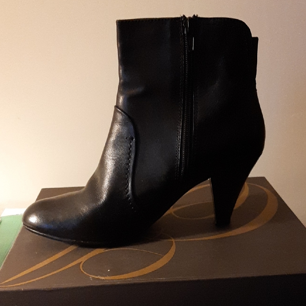 Ladies Black Fine Leather Boots 39 Heels 3 1/4"